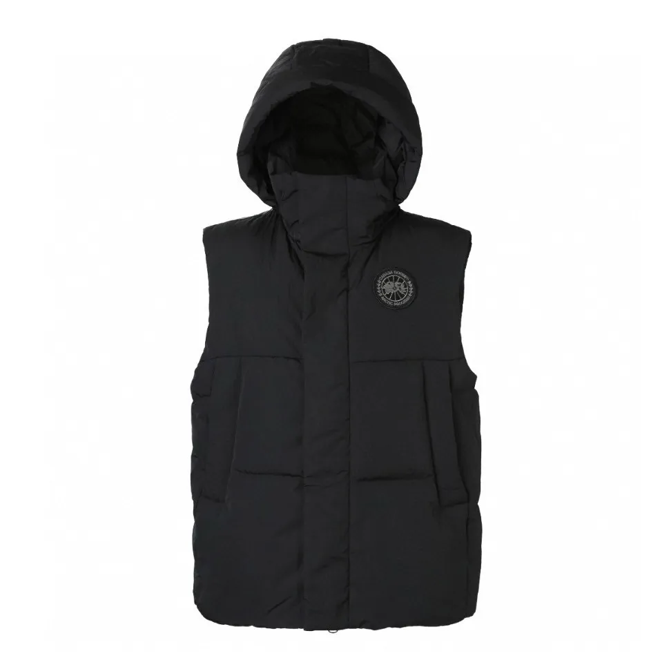 P760 Exclusive Supply] Canada Goose Black Label Down Vest is made of high-quality protective nylon fabric, which not only enhances the wear resistance of the surface, but also takes into account wind resistance, ensuring excellent performance in various harsh weather conditions. Made of 90 national standard high-quality white duck down, selected high-loft velvet with a weight of 170g, it is light and warm, has excellent temperature locking performance and good resilience. Precision thread reinforcement prevents linting and ensures the fluffy and resilient elasticity lasts as new. The ribbon is woven with polyester as the base, and the brand letters are decorated on the ribbon through high-precision computer embroidery. The edges of the pattern are clear, the stitches are fine and even, and multiple layers of embroidery thread are stacked to enhance the three-dimensional effect. Size:S-M-L-XL